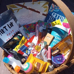 Geschenkbox-Set für Aktivitätsbücher, Aktivitätsbücher für Erwachsene, Puzzles für Erwachsene, Geschenkbox zum Entspannen, De-Stress-Verwöhnbox, Getränke, Snacks, Geschenkbox mit 30 Artikeln