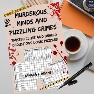 Puede incluir: Un juego de rompecabezas de l&oacute;gica de misterio de asesinato titulado "Murderous Minds and Puzzling Crimes" con una cuadr&iacute;cula para pistas y un dise&ntilde;o de salpicaduras de sangre. Tambi&eacute;n se ven una taza de caf&eacute;, un bol&iacute;grafo y un cuaderno.