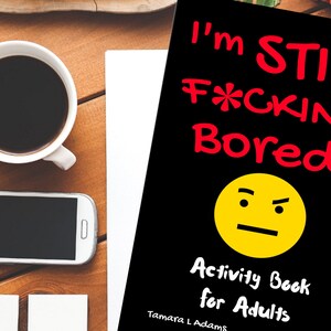 Op de afbeelding: Een zwart en geel activiteitenboek met de titel "I'm STILL F*CKING Bored!" en de tekst "Activity Book for Adults" door Tamara L Adams.