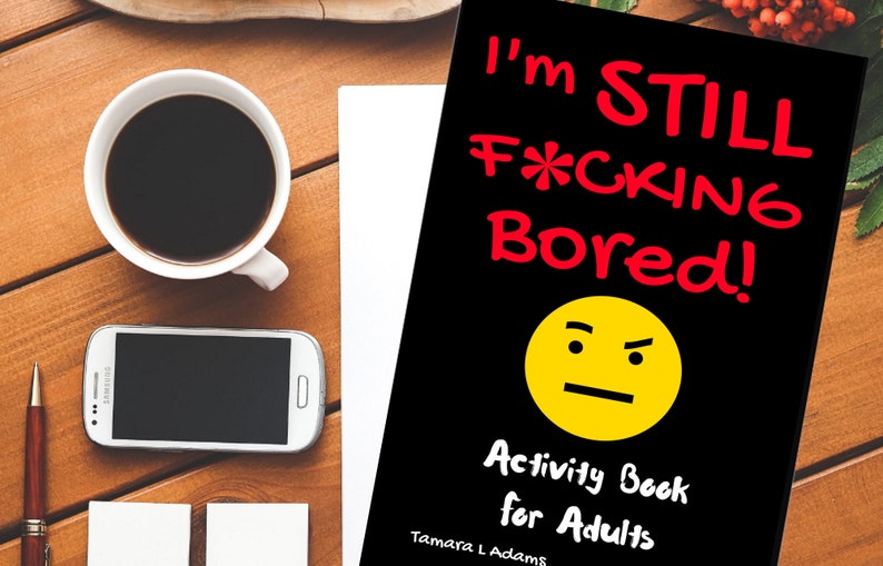 Op de afbeelding: Een zwart en geel activiteitenboek met de titel "I'm STILL F*CKING Bored!" en de tekst "Activity Book for Adults" door Tamara L Adams.