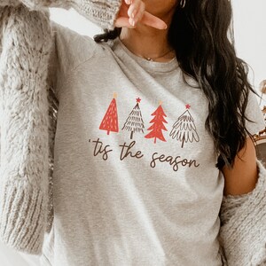 Kerstsublimatie Tis het seizoen PNG Shirt Design Kerstbomen Rood Groen PNG en SVG-bestanden Merry Christmas Happy Holidays Retro