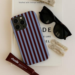 Thalia-skal: Bordeauxrött och blålila-randigt telefonskal, glansigt skyddande iPhone-skal, djärvt mönsterdesign