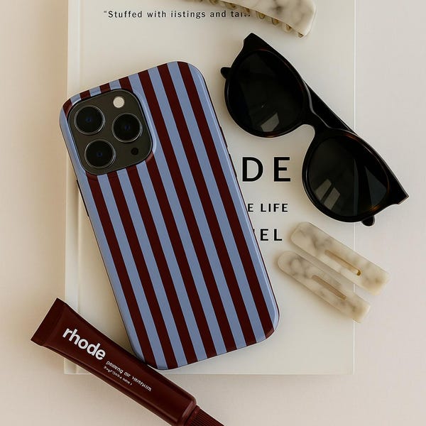 Valentina Hülle: Burgunderrot und Blau-Lila gestreifte Handyhülle, glänzende iPhone-Schutzhülle, auffälliges Muster-Design