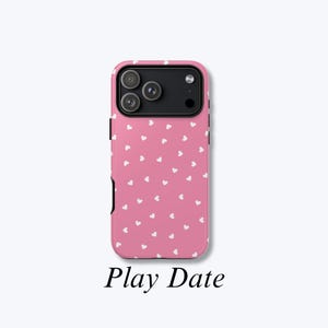 Funda para teléfono rosa con pequeños corazones blancos, protectora, duradera y resistente a impactos, compatible con MagSafe - Play Date Case