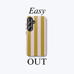 Op de afbeelding: Smartphonehoesje met een verticaal strepenpatroon in olijfgroen en lichtroze. De hoes heeft een cameramodule aan de linkerbovenkant. De woorden "Easy" en "OUT" staan boven en onder de hoes.