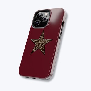 Pu&ograve; includere: Custodia per telefono bordeaux con un design a stella con stampa leopardata. La custodia ha una finitura lucida e un paraurti protettivo. La custodia &egrave; progettata per uno smartphone.