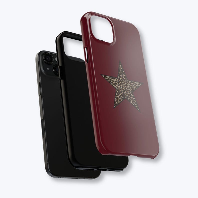 Pu&ograve; includere: Tre custodie per telefono: una custodia nera, un telefono nero e una custodia bordeaux. La custodia bordeaux presenta un design a stella con stampa leopardata. Le custodie sono progettate per proteggere il telefono.
