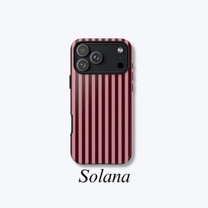 Custodia per iPhone a righe bordeaux e rosa, elegante custodia rigida con motivo a linee verticali, compatibile con MagSafe - Solana Case