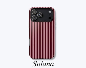 Custodia per iPhone a righe bordeaux e rosa, elegante custodia rigida con motivo a linee verticali, compatibile con MagSafe - Solana Case