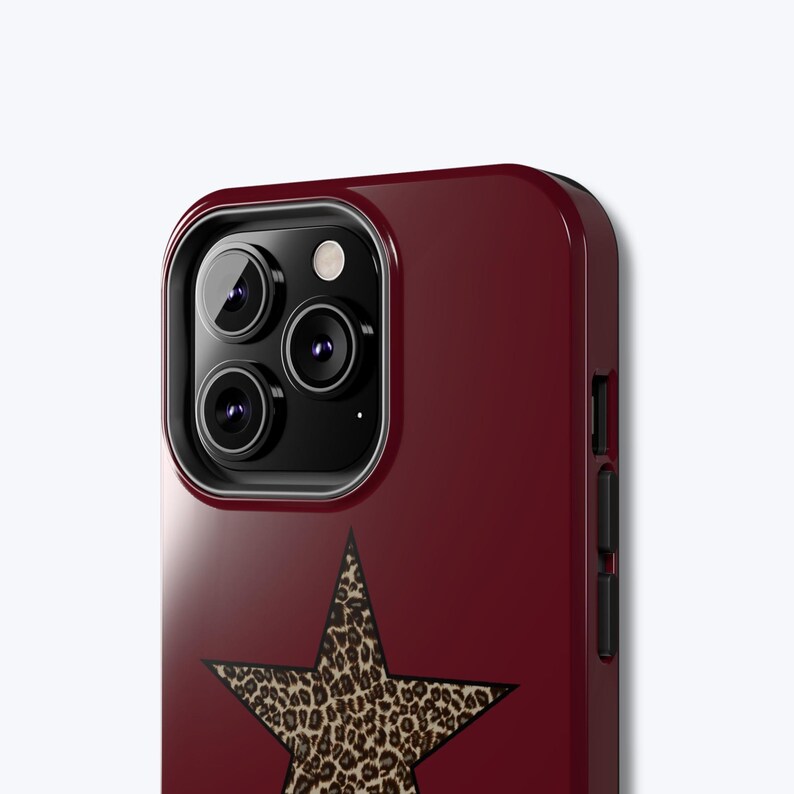 Pu&ograve; includere: Custodia per telefono bordeaux con un design a stella con stampa leopardata. La custodia ha una finitura lucida e un ritaglio per l'obiettivo della fotocamera. La custodia &egrave; progettata per uno smartphone.