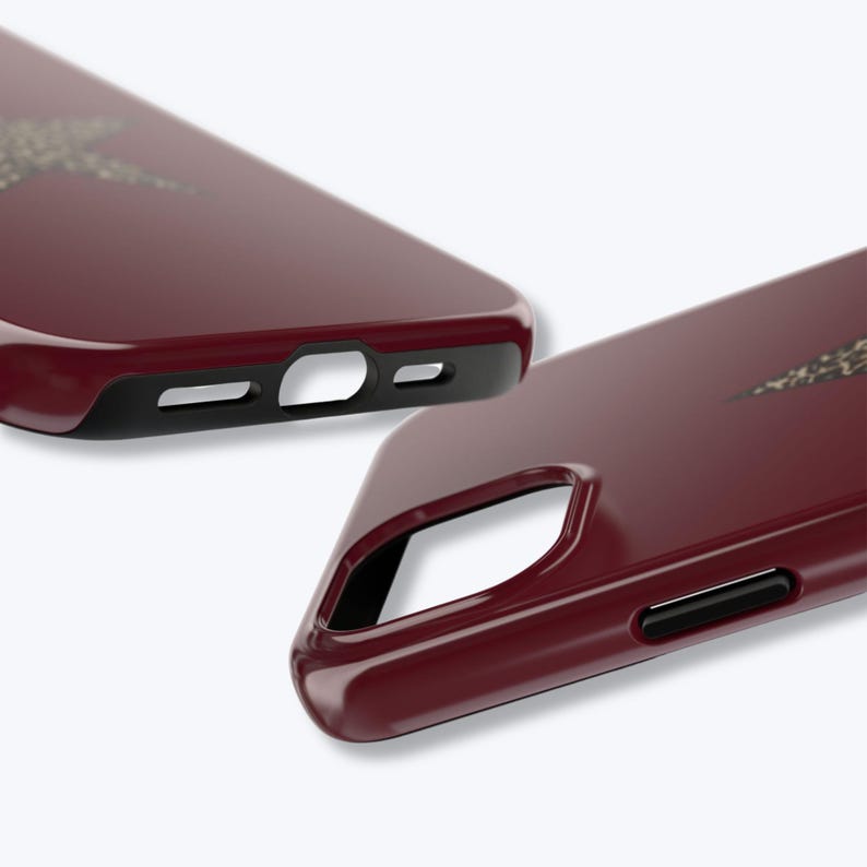 Pu&ograve; includere: Due custodie per telefono bordeaux con dettagli neri. Le custodie hanno una finitura lucida e sono progettate per proteggere il telefono. Hanno ritagli per la fotocamera, i pulsanti e la porta di ricarica.