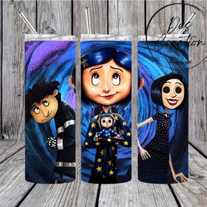 Peut inclure: Trois gobelets en acier inoxydable avec un design color&eacute; repr&eacute;sentant des personnages du film "Coraline". Les gobelets ont un fond bleu et violet tourbillonnant avec des &eacute;toiles et un motif &agrave; pois noir et blanc. Les personnages sont Coraline, Autre M&egrave;re et Wybie.