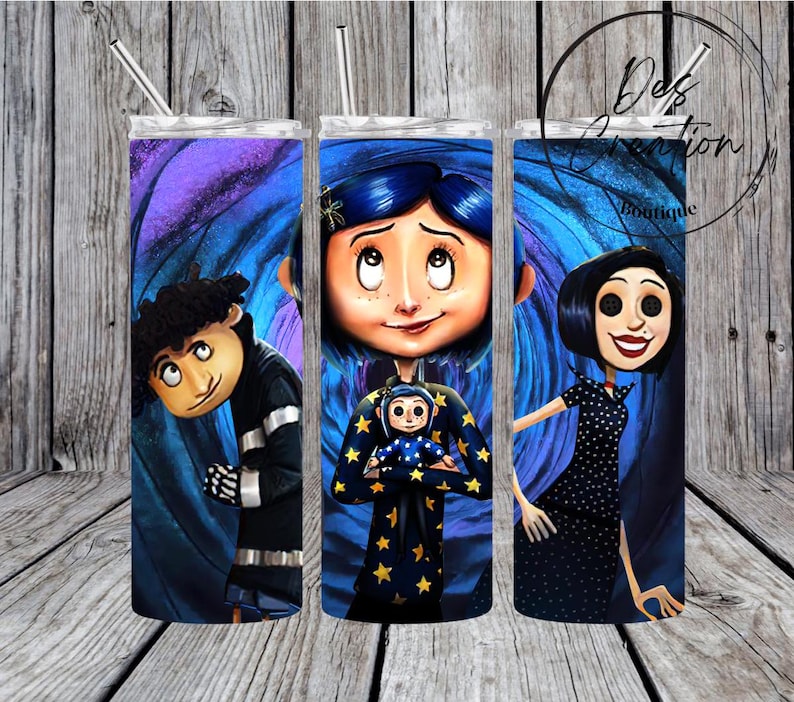 Peut inclure: Trois gobelets en acier inoxydable avec un design color&eacute; repr&eacute;sentant des personnages du film "Coraline". Les gobelets ont un fond bleu et violet tourbillonnant avec des &eacute;toiles et un motif &agrave; pois noir et blanc. Les personnages sont Coraline, Autre M&egrave;re et Wybie.