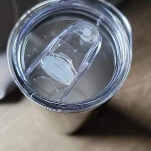 Peut inclure: Un gobelet en acier inoxydable avec un couvercle transparent et un curseur pour ouvrir et fermer le couvercle.