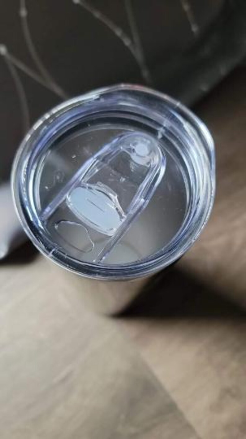 Peut inclure: Un gobelet en acier inoxydable avec un couvercle transparent et un curseur pour ouvrir et fermer le couvercle.