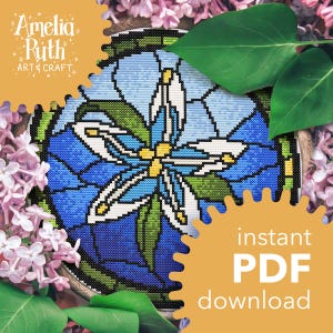 Puede incluir: Un patrón de punto de cruz con una flor azul con pétalos blancos y un centro amarillo, rodeado de hojas verdes. El patrón está en un marco circular y parece un vitral. El texto "descarga instantánea de PDF" está en la esquina inferior derecha.