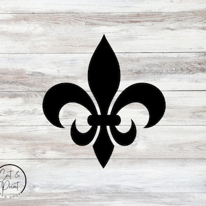 Peut inclure: Un motif noir de fleur de lys sur un fond de grain de bois blanc et gris. La fleur de lys est un lys stylisé, symbole de la royauté française. L'image comprend également le texte "Cut & Print SVG Shop" dans un logo circulaire.
