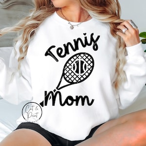 テニスママSVG、テニスママPNG、テニスTシャツSVG、テニスシャツPNG、インスタントダウンロード、クリカットカットファイル、シルエットカットファイル、UV DTF