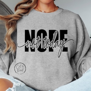 以下が含まれることがあります： グレーのトレーナーに、黒い文字で「NOPE not today」と書いてあります。テキストは太字で、ブロック体です。トレーナーはカジュアルなスタイルで、クルーネックと長袖です。