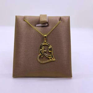 minimalist mom necklace, Gift for mom, Gold heart pendant, mom and child design, mother daughter jewelry, first time mom gift jewelry