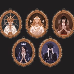 Op de afbeelding: Vijf ovale portretten met gouden frames. Elk portret toont een karakterillustratie met gedetailleerde kleding en uitdrukkingen. De karakters zijn geplaatst tegen verschillende achtergronden, waaronder donkere en neutrale tinten.