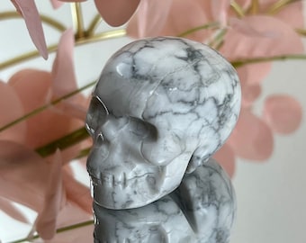 Crystal Carved Skull, distinctive， Quartz Crystal, healing stone