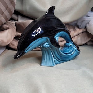 Vacker 15 cm hög x 23 cm Poole England keramik delfin på en våg figurin dekor - keramik blå delfin dekor - vacker glasyr
