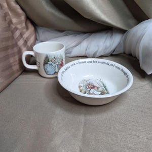 以下が含まれることがあります： つや消し仕上げの、斑点模様のセラミックマグカップ3個セット。マグカップはクリーム色、ライトグレー、ダークグレーの3色です。各マグカップはシンプルでミニマルなデザインで、丸みを帯びたハンドルが付いています。