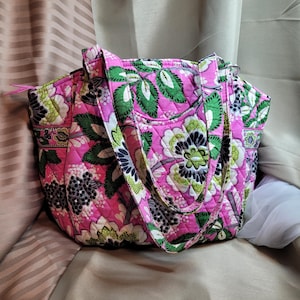 Beautiful Vera Bradley Quilted Style Zippered Closure Handbag Purse Should Purse Quilted Bag, Quilted Purse approximately 15 1/2" x 12" x 6"