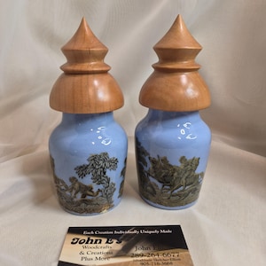 Puede incluir: Un juego de tres tazas de cerámica con un acabado mate moteado. Cada taza presenta un color diferente: azul claro, crema y gris. Las tazas tienen un diseño simple y moderno y un asa cómoda.