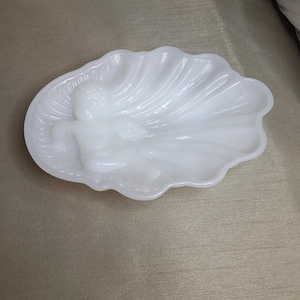 Beautiful Vintage Avon White Milk Glass Cherub Angel Soap Trinket etc. Dish in a Clam Shell 6 1/2&quot; x 5&quot;