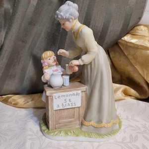 beautiful, vintage, collectible, Treasured Memories, collection figurine, my favorite customer, 1989, gift, porcelain, figure, decor