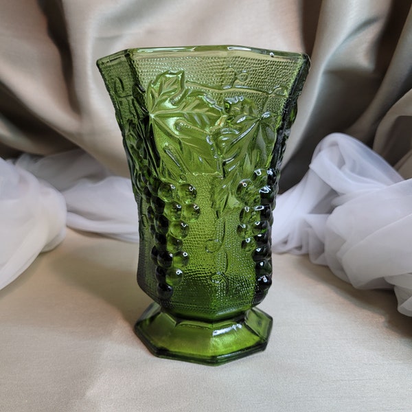 Beautiful Vintage Anchor Hocking 6 1/4" x 4 1/2" Green Glass Vase - Collectible Vintage Green Glass Vase
