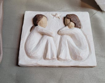 Decoración de pared Willow Tree “Amistad”, 12,7 x 10,2 cm, Demdaco 2001, por Susan Lordi. Nueva en su caja original.