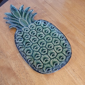 Beautiful Vintage 17" x 8 1/2" Pottery Ceramic Pineapple Serving Dish or Hanging Wall Decor Excellent Condition please see all pictures