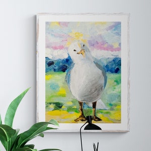 Op de afbeelding: Een witte meeuw met een gele snavel staat op een groen en geel veld met een blauwe lucht en roze wolken op de achtergrond. Het schilderij is gemaakt in een kleurrijke, impressionistische stijl.