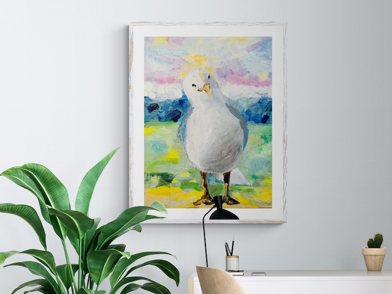 Op de afbeelding: Een witte meeuw met een gele snavel staat op een groen en geel veld met een blauwe lucht en roze wolken op de achtergrond. Het schilderij is gemaakt in een kleurrijke, impressionistische stijl.