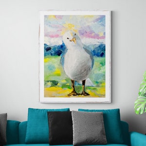 Op de afbeelding: Een schilderij van een witte meeuw die op een geel en groen veld staat met een blauwe en paarse lucht op de achtergrond.