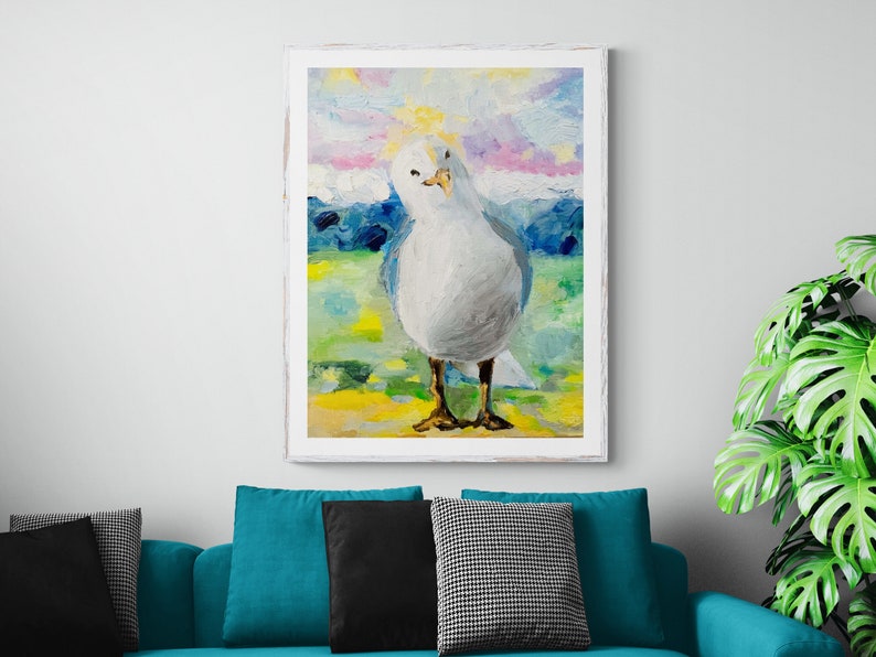 Op de afbeelding: Een schilderij van een witte meeuw die op een geel en groen veld staat met een blauwe en paarse lucht op de achtergrond.