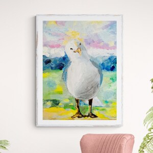 Op de afbeelding: Een schilderij van een witte meeuw met een gele snavel die op een groen en geel veld staat met een blauwe en paarse lucht op de achtergrond.
