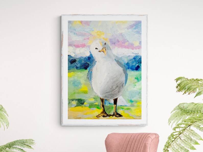 Op de afbeelding: Een schilderij van een witte meeuw met een gele snavel die op een groen en geel veld staat met een blauwe en paarse lucht op de achtergrond.