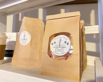 Biscotti per cani al burro di arachidi fatti a mano: biscotti per cuccioli con granella.