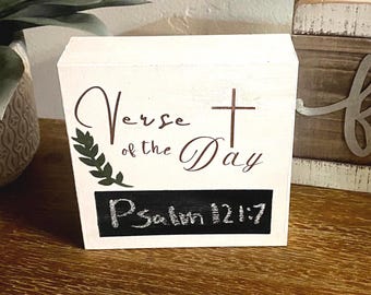 Scatola in legno artigianale con lavagna per versetti biblici, decorazione cristiana per la casa.
