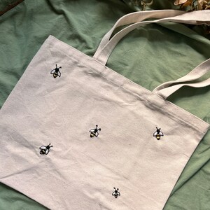 Handbestickte Tragetasche aus Canvas | Kleine Bienen