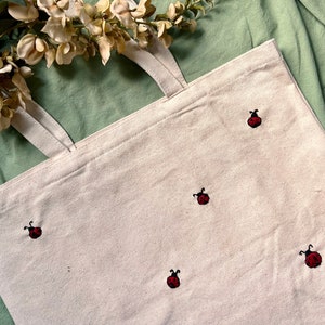 Tote ricamata a mano / Piccole coccinelle