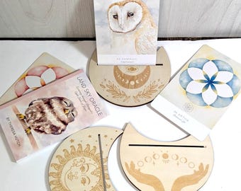 Porta-cartas de tarô esculpido em madeira: decoração de altar com tema de bruxaria - fases do sol e da lua