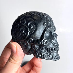 Cráneo de obsidiana tallado a mano - Decoración de Halloween de cristal, decoración del hogar, colección de cristales, 64 mm