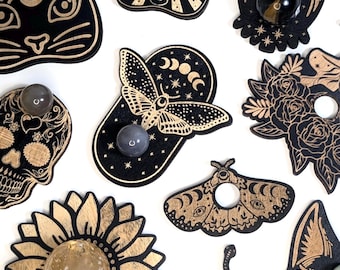 Suporte de cristal esculpido em madeira: decoração de altar de bruxaria - fases da lua, gato, mariposa