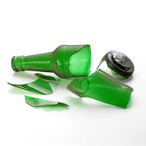 Handmade edible sugar beer bottles in brown and green colours by EdiBottle – luxury cake toppers made in the UK.