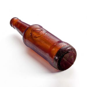 Handmade edible sugar beer bottles in brown and green colours by EdiBottle – luxury cake toppers made in the UK.